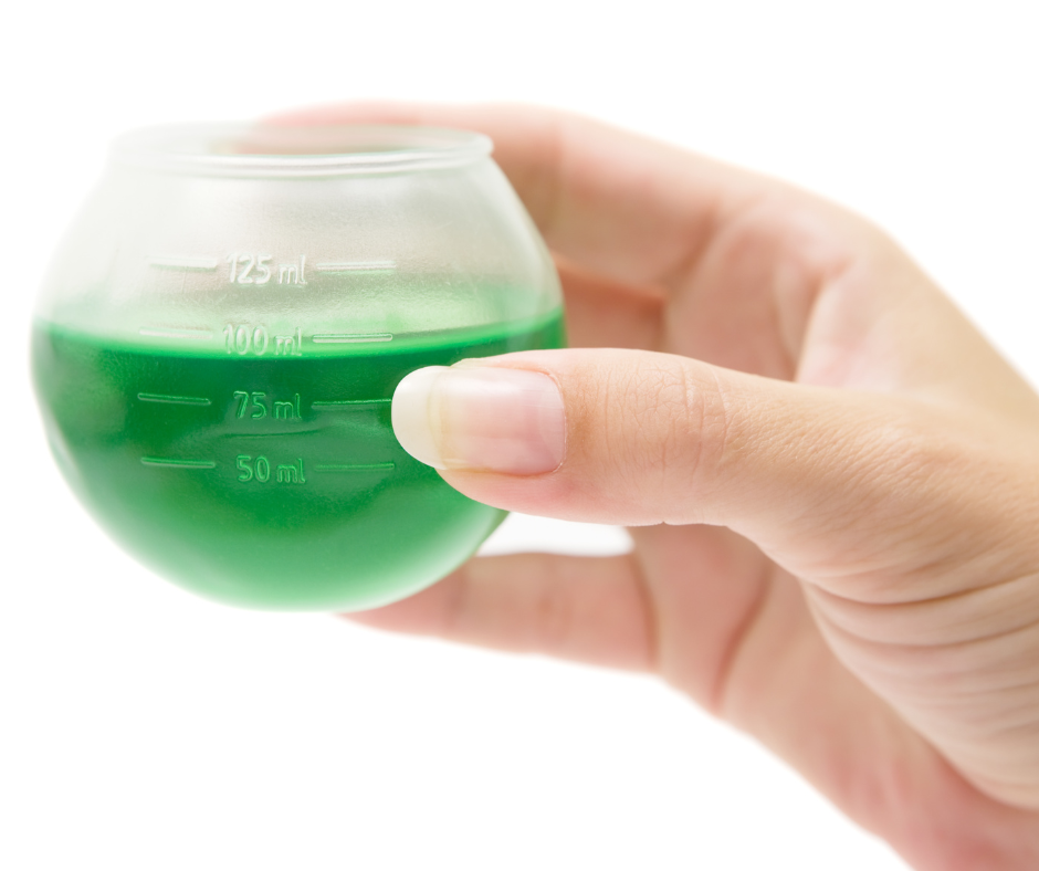 Detergente concentrado de color verde en un recipiente de plástico para ponerlo en la lavadora