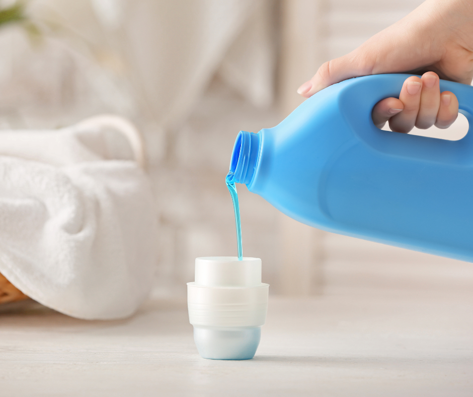 Persona echando líquido del Detergente en un vaso de plástico