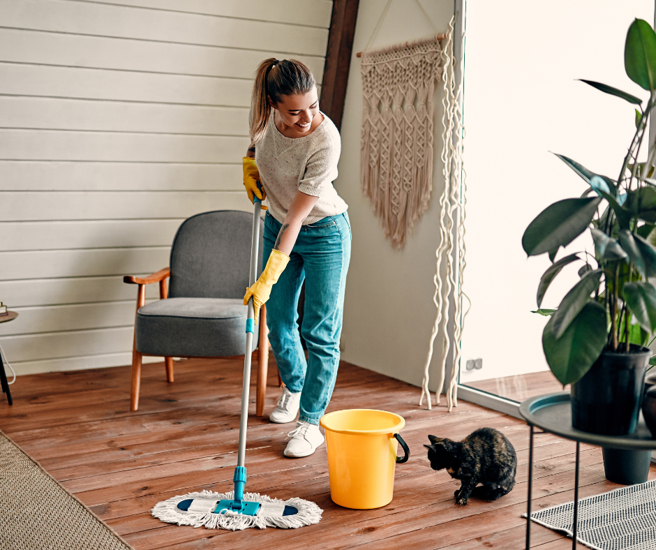 Chica fregando el suelo de su casa para mantener un entorno limpio y bien cuidado