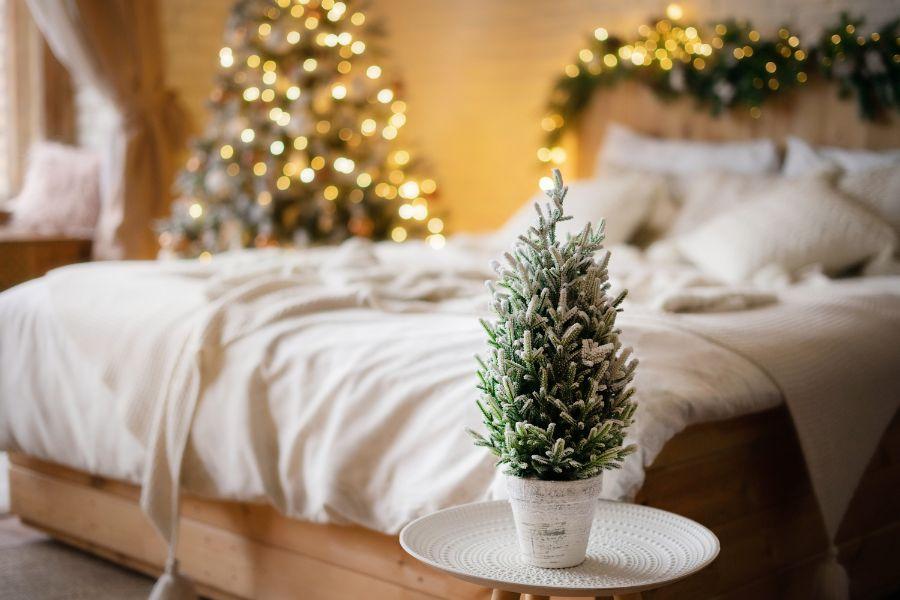 dormitorio decorado con motivos navideños