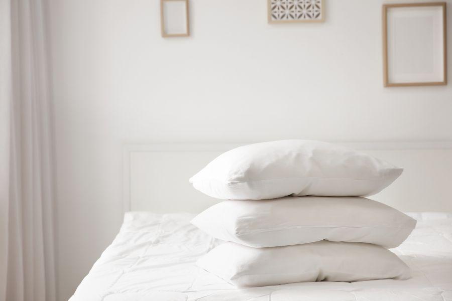 sábanas blancas para preparar habitación de hotel