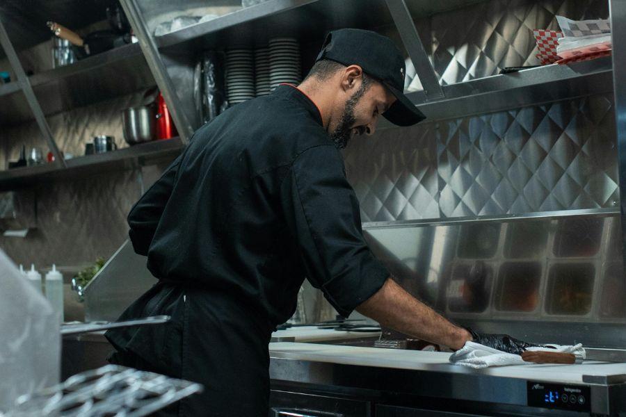 chico limpiando cocina de restaurante