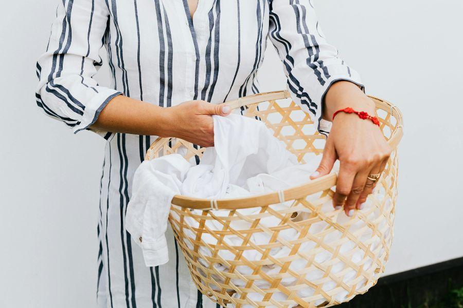 mujer haciendo la colada