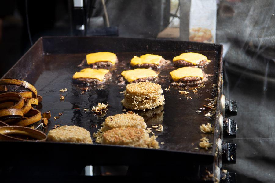 alimentos cocinándose en planchas de cocina