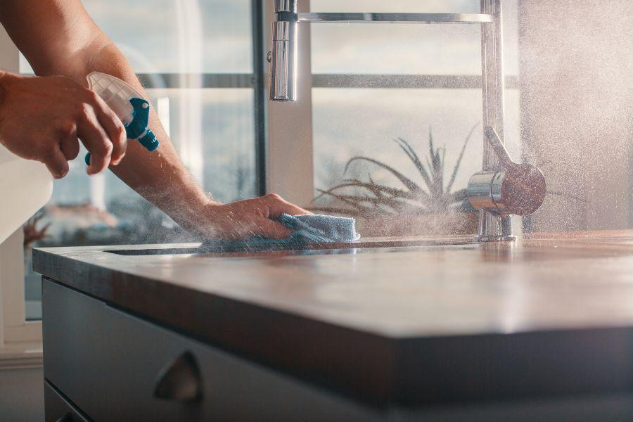 persona limpiando encimera de cocina