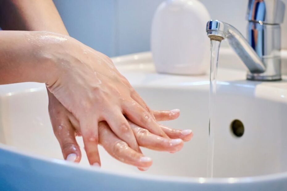 femme se lavant les mains