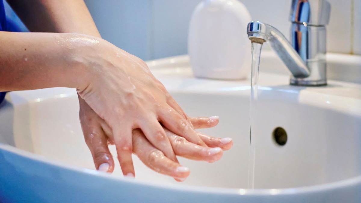 mujer lavándose las manos