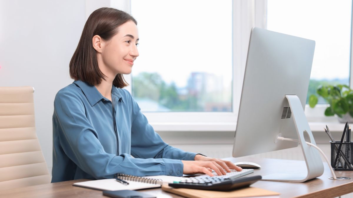 fille travaillant dans un bureau